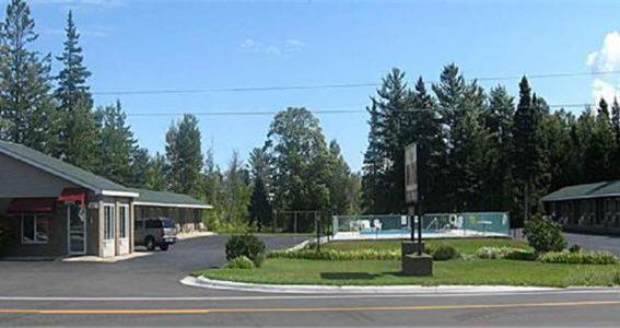 Capri Motel Mackinaw City Exterior photo