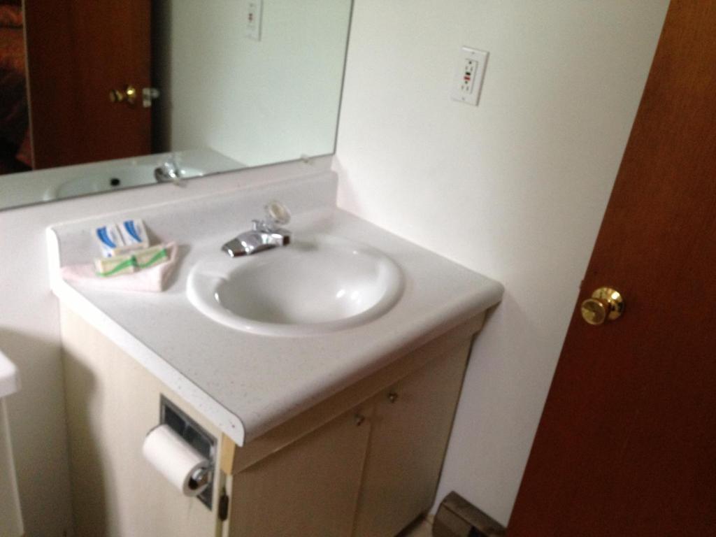 Capri Motel Mackinaw City Room photo