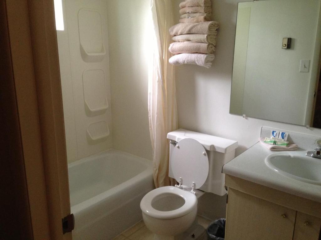 Capri Motel Mackinaw City Room photo