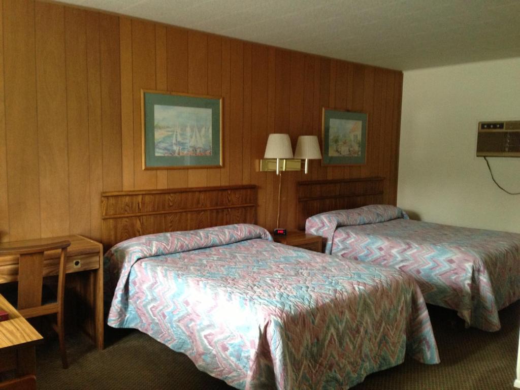 Capri Motel Mackinaw City Room photo