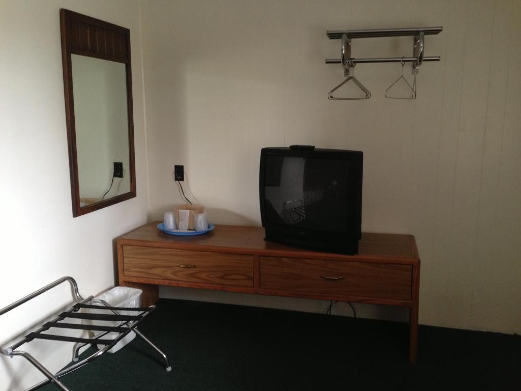 Capri Motel Mackinaw City Room photo