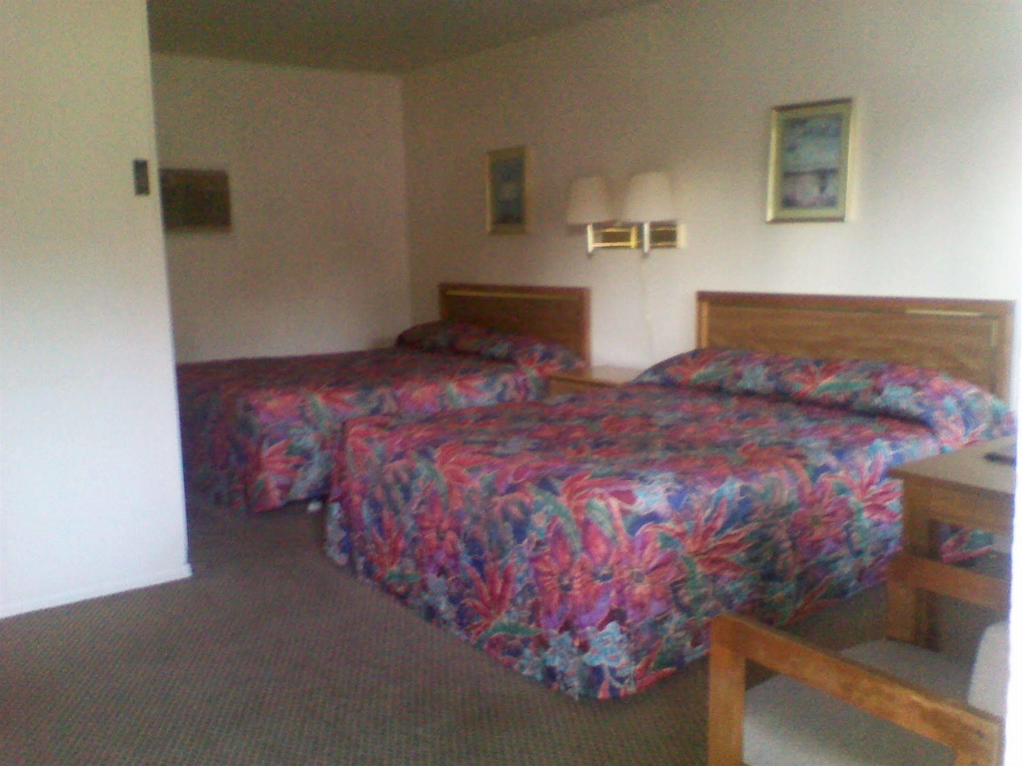 Capri Motel Mackinaw City Exterior photo