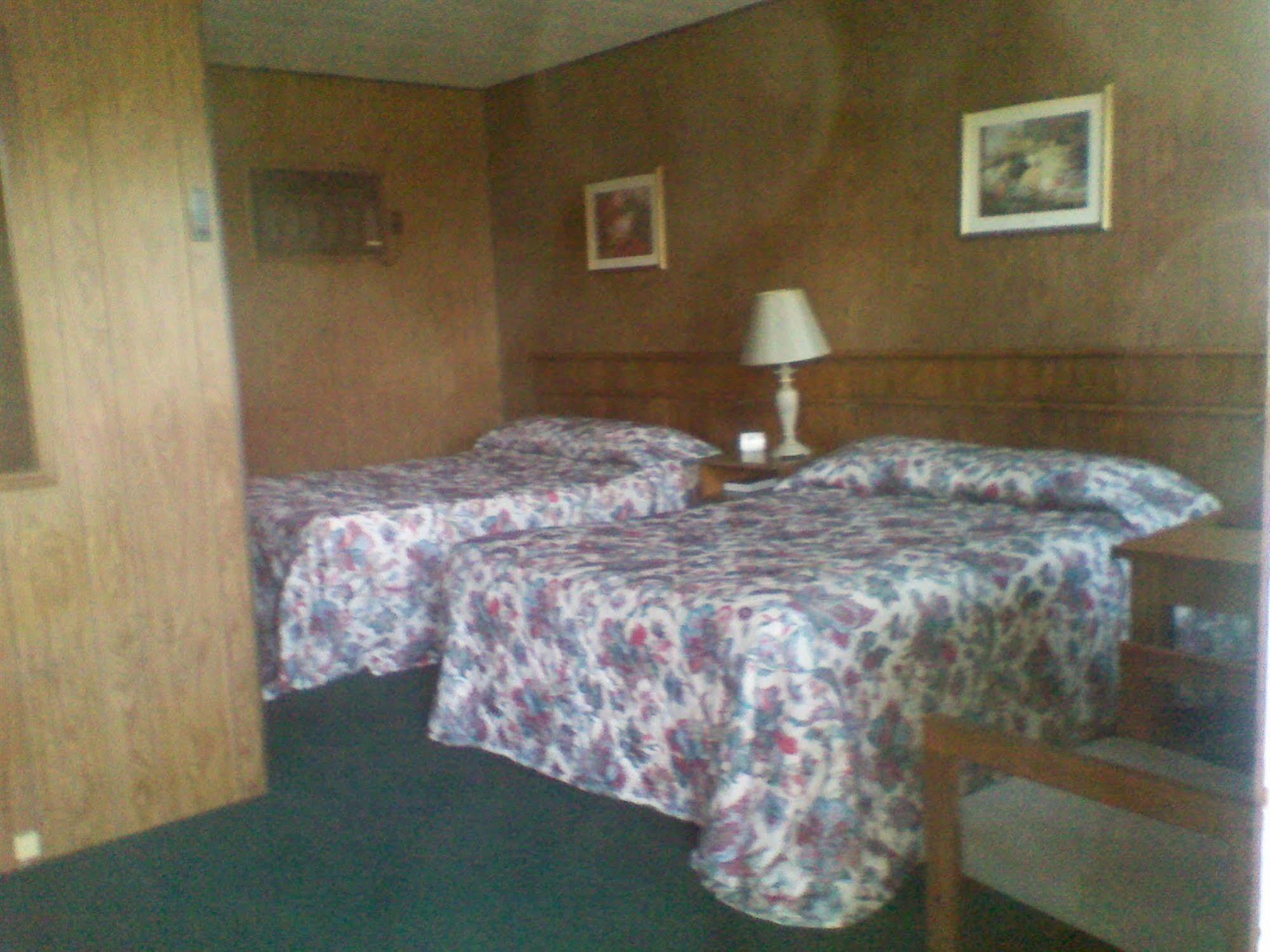 Capri Motel Mackinaw City Exterior photo
