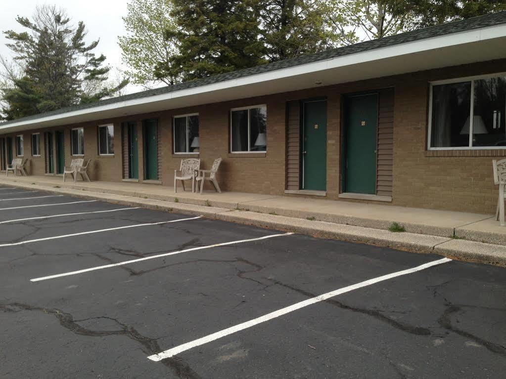 Capri Motel Mackinaw City Exterior photo