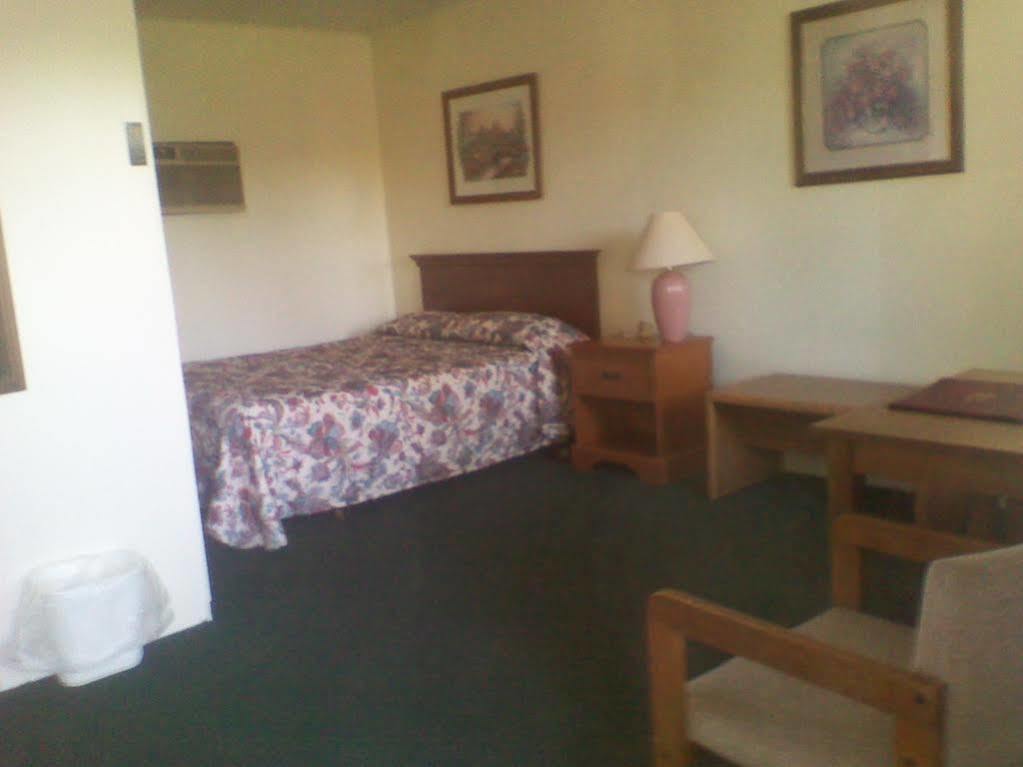 Capri Motel Mackinaw City Exterior photo