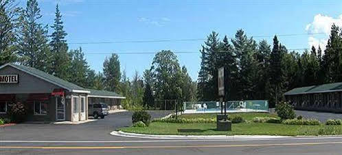 Capri Motel Mackinaw City Exterior photo